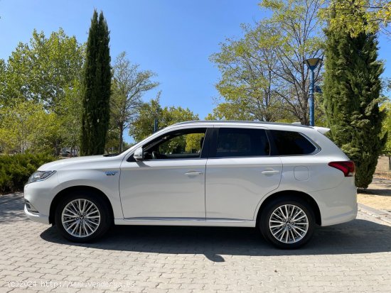 Mitsubishi Outlander Kaiteki+ Auto 4WD 2.4 PHEV 224cv. *IVA deducible* *107.000 km* *Año 2020* *Nac