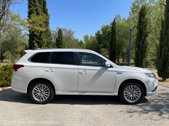 Mitsubishi Outlander Kaiteki+ Auto 4WD 2.4 PHEV 224cv. *IVA deducible* *107.000 km* *Año 2020* *Nac