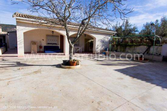 ESTUPENDA FINCA CON UN CHALET EN ONIL !! - ALICANTE