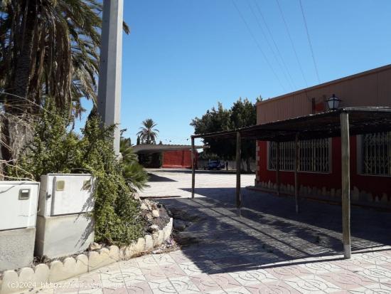 Restaurante en venta primera línea de carretera, diáfano de 500 m2 en Elche - ALICANTE