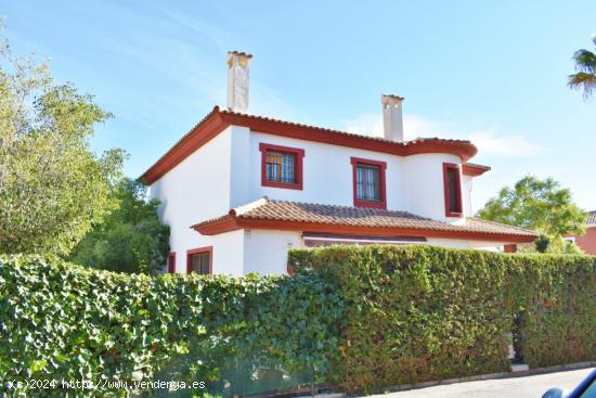 Chalet con un terreno de 500 m2 con vistas despejadas al campo de golf - ALICANTE