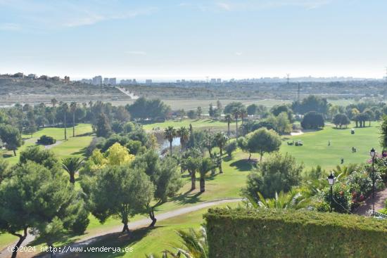 Chalet con un terreno de 500 m2 con vistas despejadas al campo de golf - ALICANTE