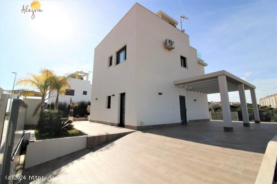 ORIHUELA COSTA! VILLA DE LUJO CON LAS MEJORES CALIDADES Y PISCINA PRIVADA +ENORME PARCELA - ALICANTE