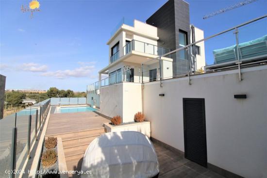 ORIHUELA COSTA! VILLA DE LUJO CON LAS MEJORES CALIDADES Y PISCINA PRIVADA +ENORME PARCELA - ALICANTE