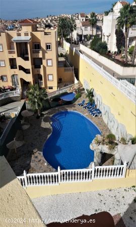 Chalet adosado con garaje doble, solárium propio y piscina comunitaria en Orihuela Costa - ALICANTE