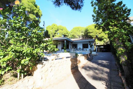 VILLA MEDITERRANEA EN SEGUNDA LINEA DE LA PLAYA DE LA GLEA ,  CAMPOAMOR - ALICANTE