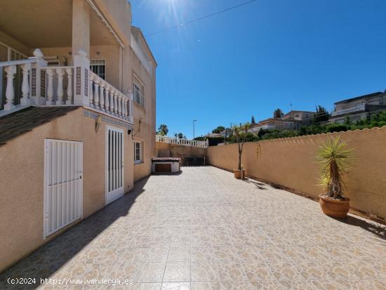 SE VENDE CHALET INDEPENDIENTE Y DE ESQUINA EN ZONA PRIVILEGIADA !!! - ALICANTE