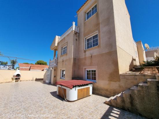 SE VENDE CHALET INDEPENDIENTE Y DE ESQUINA EN ZONA PRIVILEGIADA !!! - ALICANTE