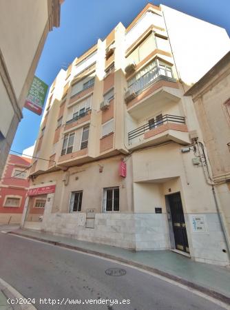 OPORTUNIDAD! Piso de 3 DORMITORIOS + 1 BAÑO para entrar a vivir! En Almeria Capital, casco antigüo