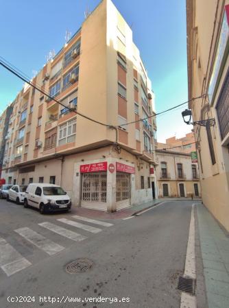 OPORTUNIDAD! Piso de 3 DORMITORIOS + 1 BAÑO para entrar a vivir! En Almeria Capital, casco antigüo