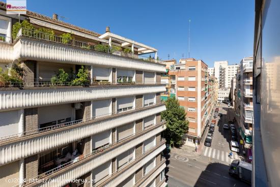 Venta de ático-dúplex con piscina y cochera en la Avda. Doctor Olóriz (Granada) - GRANADA