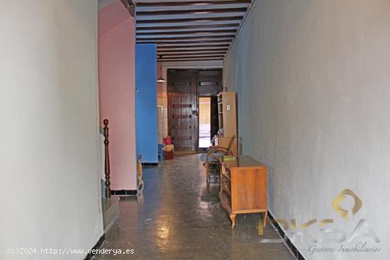 Casa céntrica en venta, amplia y con patio - CASTELLON