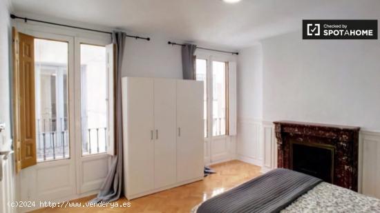 Habitación pulida y refinada en un apartamento de 8 dormitorios en Centro - MADRID