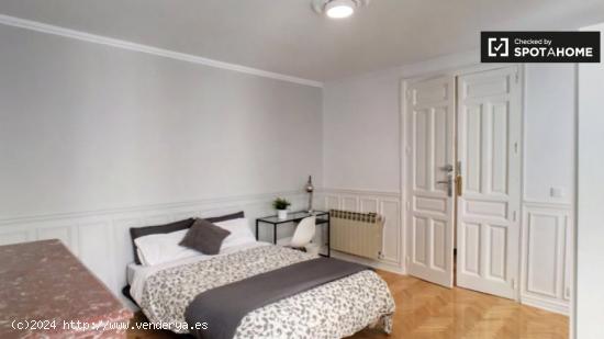 Habitación pulida y refinada en un apartamento de 8 dormitorios en Centro - MADRID