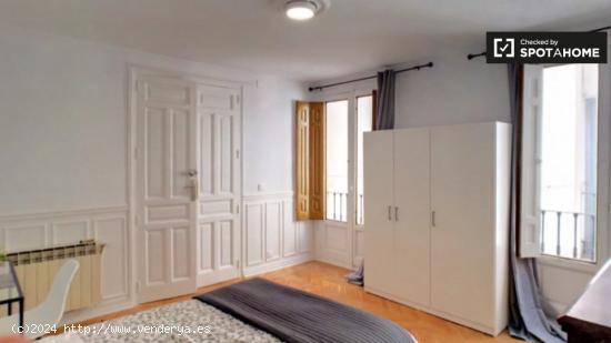 Habitación pulida y refinada en un apartamento de 8 dormitorios en Centro - MADRID