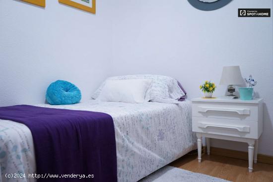 Se alquila habitación en un elegante apartamento de 3 dormitorios, con propietario, Carabanchel - M