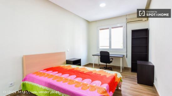 Habitación acogedora con escritorio en el departamento compartido, Moncloa - MADRID