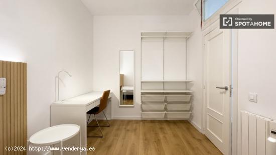 Habitación acogedora con cómoda en un apartamento de 5 dormitorios, El Raval - BARCELONA