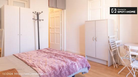 Habitaciones para alquilar en apartamento de 5 dormitorios en Madrid - MADRID