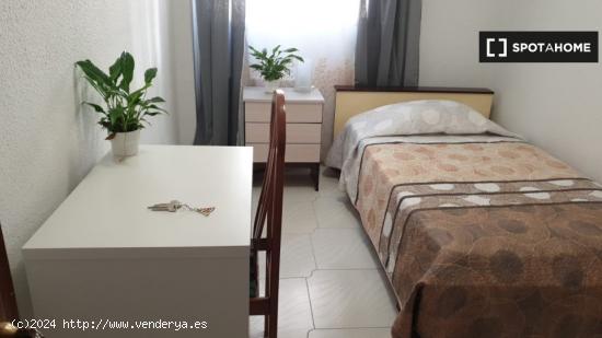 Se alquila habitación en apartamento de 4 dormitorios en Getafe - MADRID