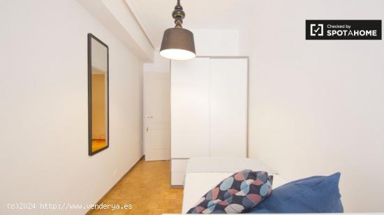 Acogedora habitación en alquiler en un apartamento de 6 dormitorios en Nueva España - MADRID