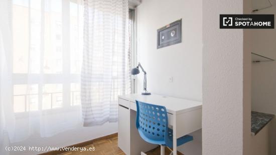 Acogedora habitación en alquiler en un apartamento de 6 dormitorios en Nueva España - MADRID