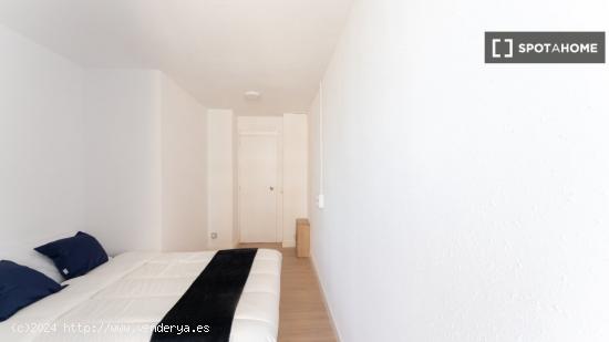 Se alquila habitación en apartamento de 5 dormitorios en Tetuán, Madrid - MADRID