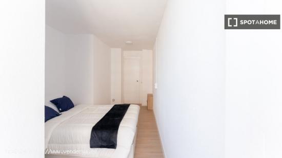 Se alquila habitación en apartamento de 5 dormitorios en Tetuán, Madrid - MADRID