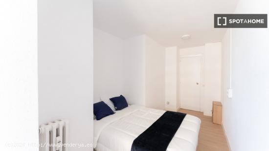 Se alquila habitación en apartamento de 5 dormitorios en Tetuán, Madrid - MADRID