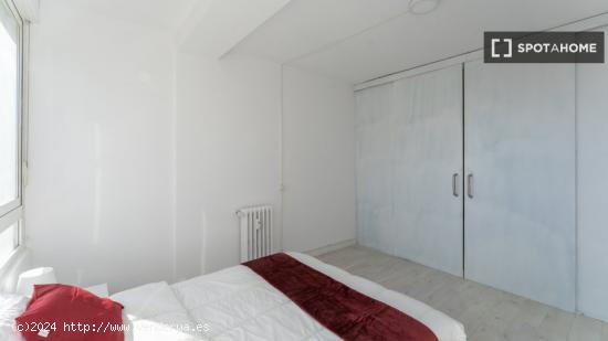 Se alquila habitación en apartamento de 5 dormitorios en Tetuán, Madrid - MADRID