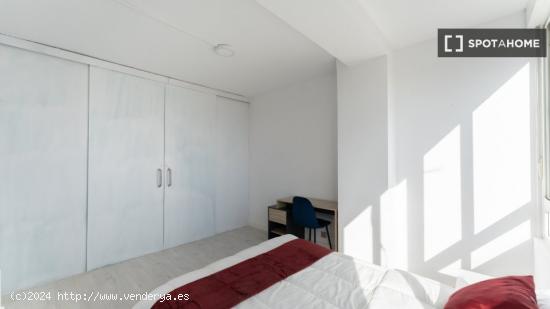 Se alquila habitación en apartamento de 5 dormitorios en Tetuán, Madrid - MADRID