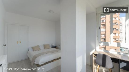 Se alquila habitación en apartamento de 5 dormitorios en Tetuán, Madrid - MADRID