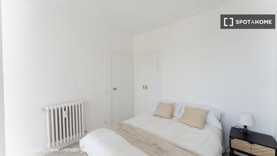 Se alquila habitación en apartamento de 5 dormitorios en Tetuán, Madrid - MADRID