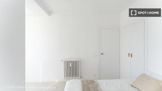 Se alquila habitación en apartamento de 5 dormitorios en Tetuán, Madrid - MADRID