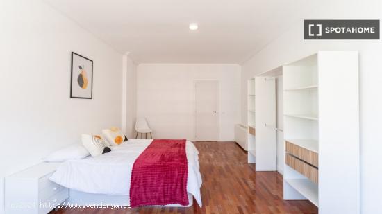 Se alquila habitación en piso 7 dormitorios en Tetuán, Madrid - MADRID