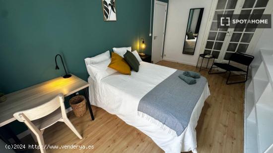 Se alquila habitación en apartamento de 4 dormitorios en Centro, Madrid - MADRID