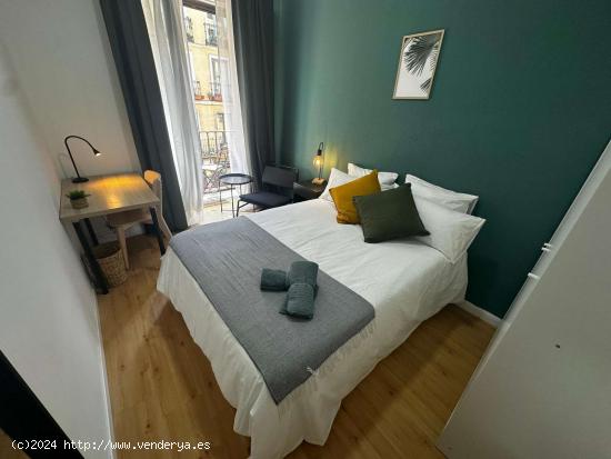 Se alquila habitación en apartamento de 4 dormitorios en Centro, Madrid - MADRID