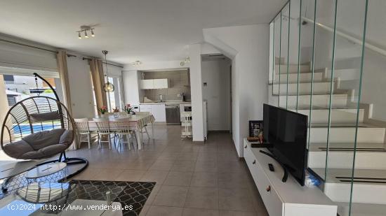 Villa independiente con piscina privada en Gran Alacant - ALICANTE