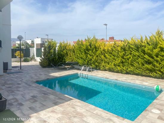  Moderno Chalet Independiente en Venta con Piscina Nueva y Amplio Sótano - ALICANTE 