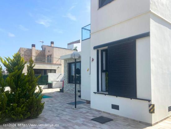 Moderno Chalet Independiente en Venta con Piscina Nueva y Amplio Sótano - ALICANTE