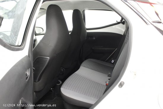 Toyota Aygo 1.0 VVT-I X-PLAY 5P - 