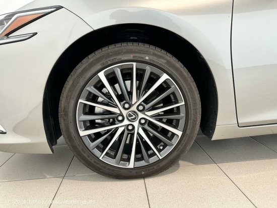 Lexus ES  2.5 300h Premium - 