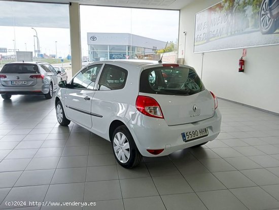 Renault Clio   Yahoo 1.2 16v 75 5p - 