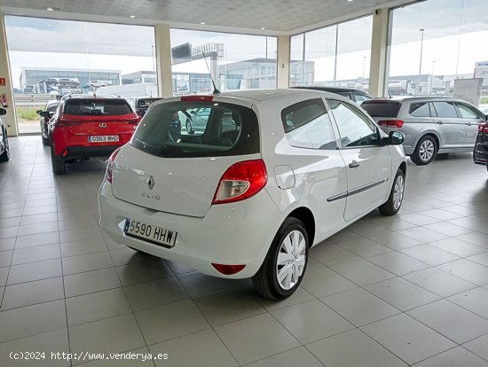 Renault Clio   Yahoo 1.2 16v 75 5p - 