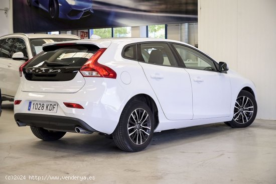 Volvo V40   2.0 D2 Momentum - 