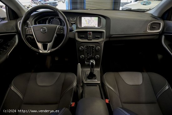 Volvo V40   2.0 D2 Momentum - 