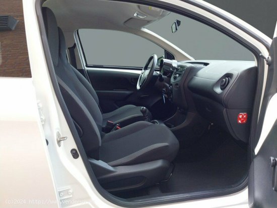 Toyota Aygo 1.0 70 x-play - 