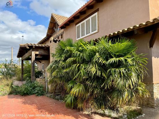  CHALET EN URBANIZACIÓN ALTO DE LA MUELA - ZARAGOZA 