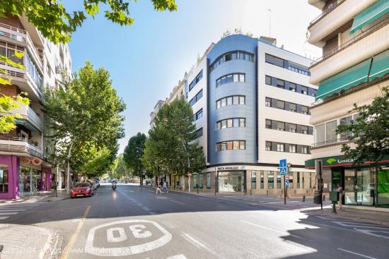 Venta de ático-dúplex con piscina y cochera en la Avda. Doctor Olóriz (Granada) - GRANADA