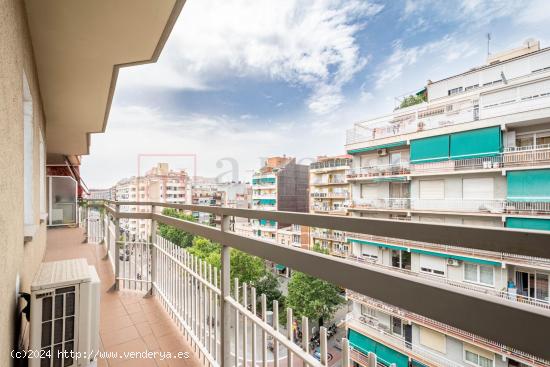 PISO ALTO CON TERRAZA EN PLAÇA DEL CENTRE - BARCELONA